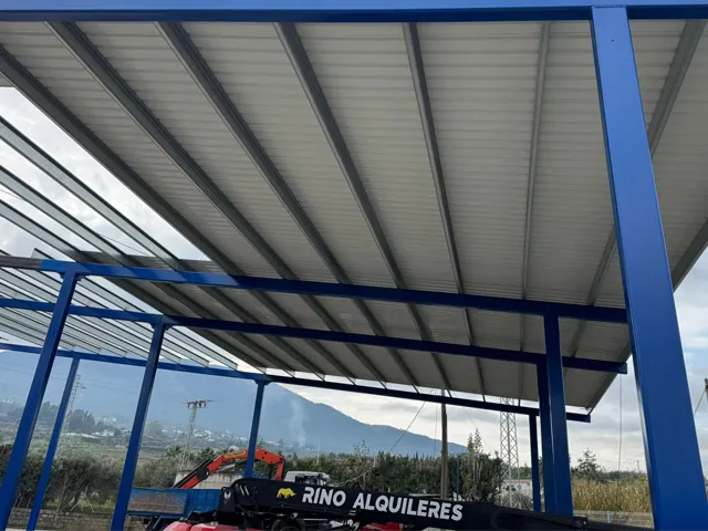 Cubierta industrial instalada con correas Z y panel sándwich sobre estructura metálica