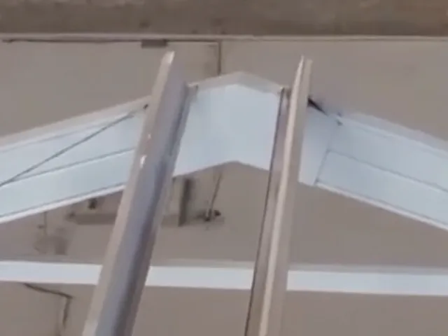 Detalle de encuentro de correas Z en cumbrera de cubierta metálica