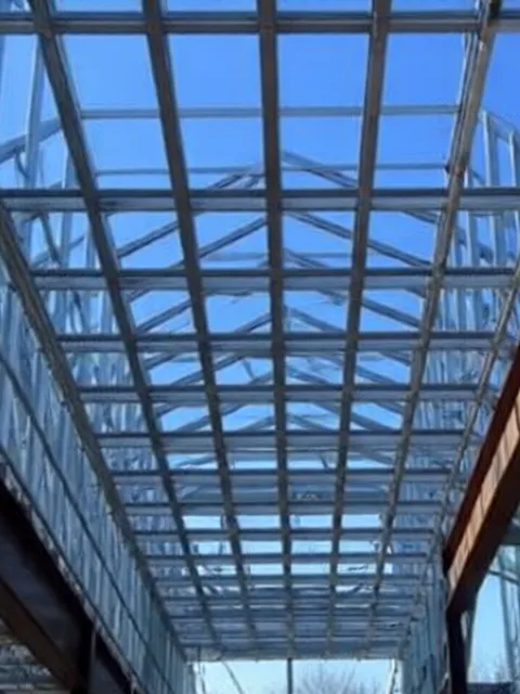 Estructura metálica de cubierta con correas Z en edificio industrial