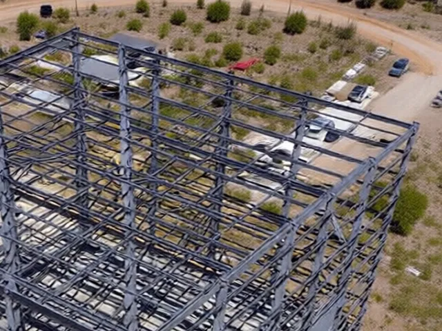 Estructura metálica de gran altura con correas Z en construcción industrial