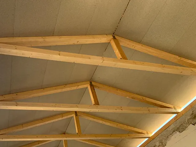 panel sandwich madera con aglomerado hidrofugo en acabado interior de cubierta