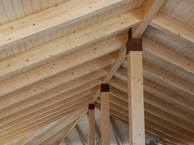 panel sandwich madera con friso de abeto natural en estructura de cubierta interior