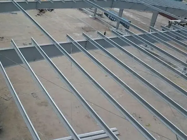 Perfiles Z galvanizados instalados como correas en estructura de cubierta industrial