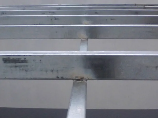 Unión de perfiles metálicos en C galvanizados en estructura de cubierta