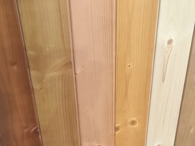 gama de acabados en friso barnizados al agua o con barniz tradicional